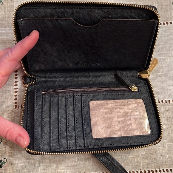 Michael Kors Wristet - Picture 2 of 9